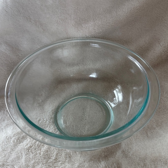 Pyrex Other - Pyrex Mixing Bowl 322